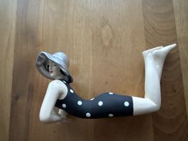  Frau liegend schwarz weiss gepunktet