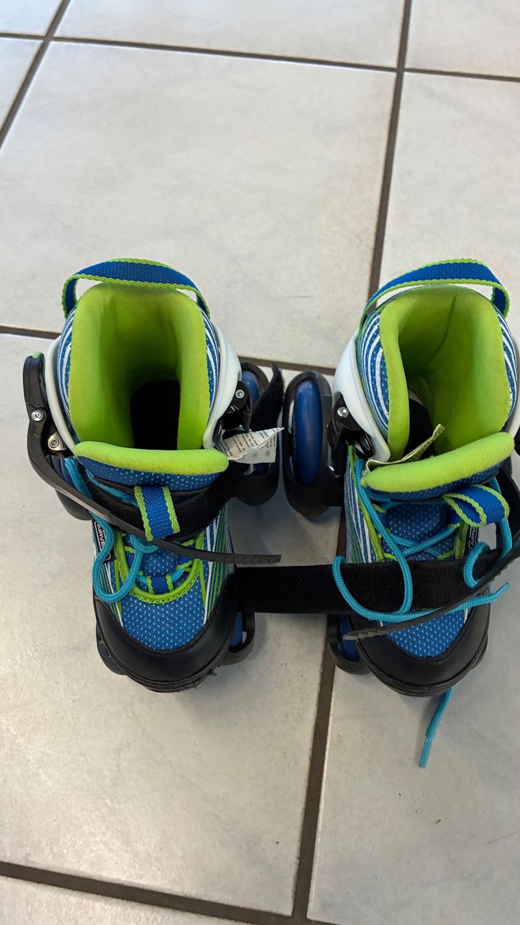 Decathlon Pattini in linea & Pattini a rotelle: Hudora Kinder Inline Skates blau grün – Usato da Bubikon venduto da inf_dnp5