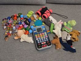 Diverses Kinderspielzeug: Fingerpuppen, Feldstecher & Handy