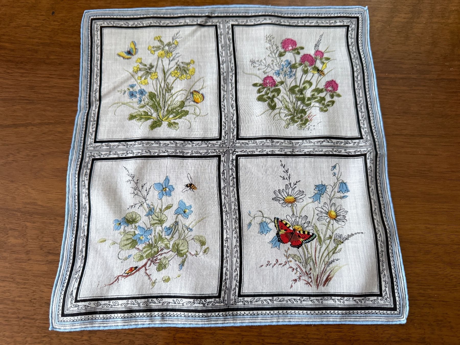 Autres vêtements & accessoires: Taschentuch Blumen Schmetterlinge Muster – D'occasion à Erstfeld par Mario_boe0