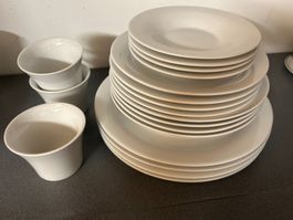Elegantes weisses Tellerset (19x) - assiettes élégant blancs