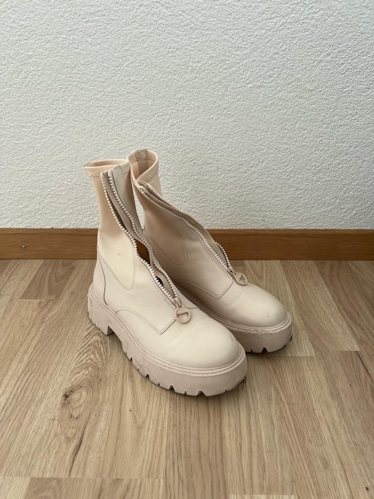 Bershka Scarpe da donna: Cream Boots - EU 39 – Usato da Zürich venduto da llor.dell 1