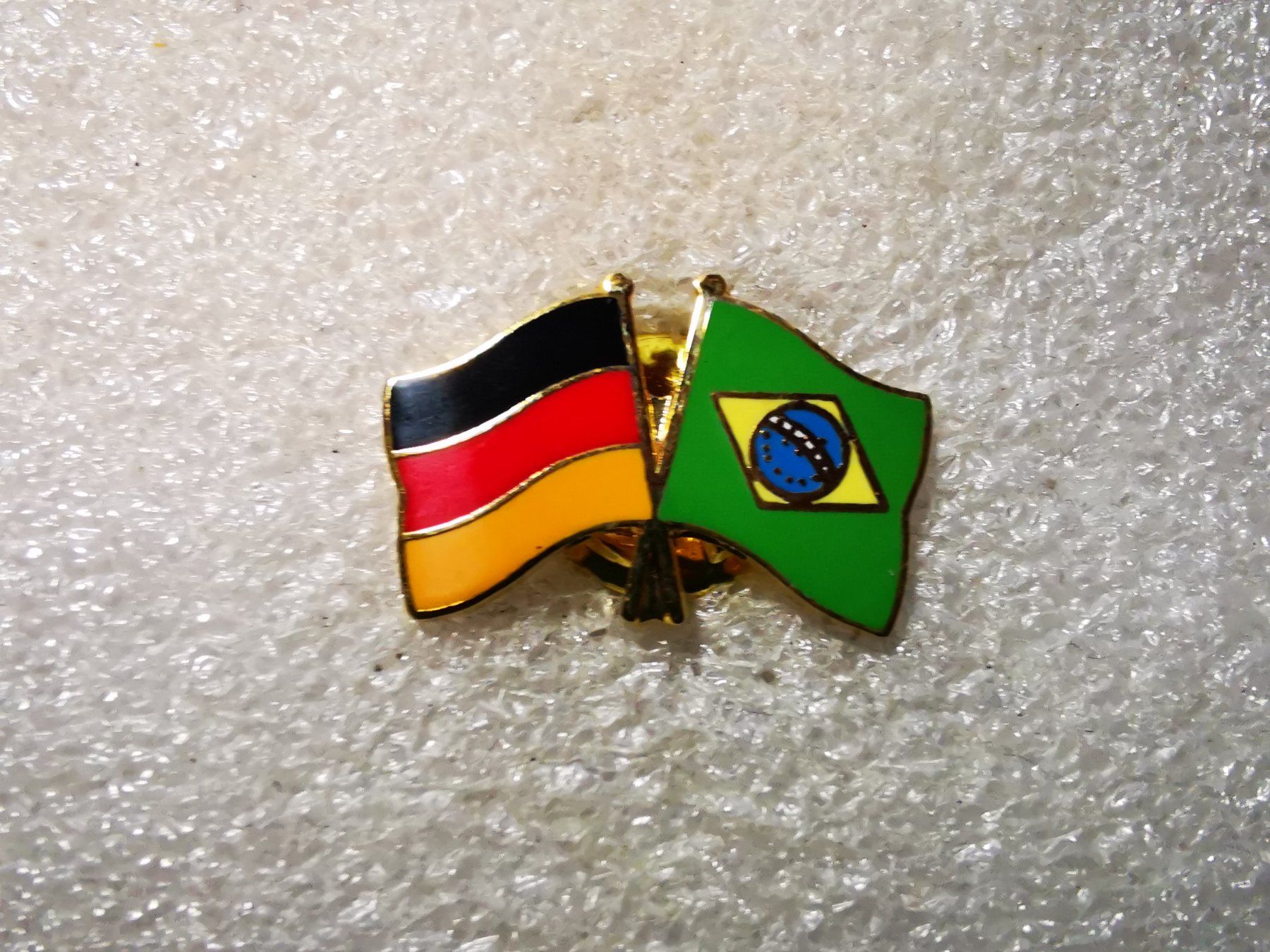 Placchette & Badge: Ansteckpin 83: Flaggen – Usato da Oppligen venduto da Pin-Fall-Shop