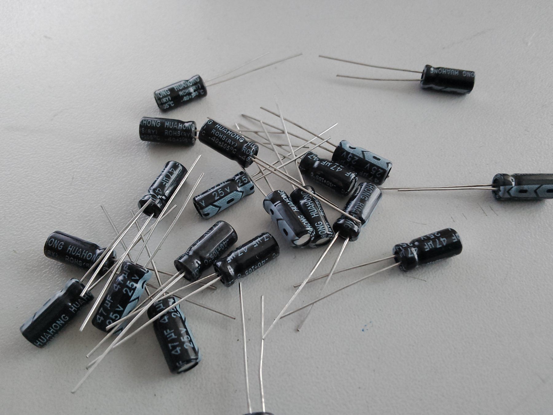 Componenti elettronici: Elektrolyt Kondensator 47uF 25V 5Stk – Nuovo (secondo la descrizione) da Luzern venduto da Salefactory