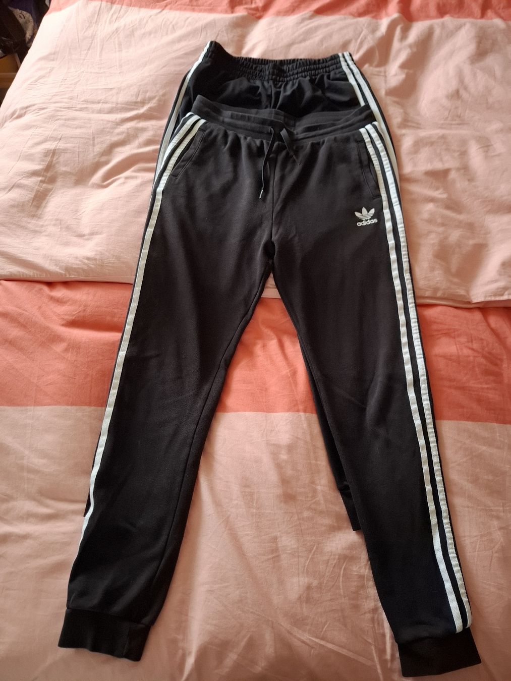 Adidas Lotti & Set di vestiti: Lot de 2 jogging Adidas noires – Usato da Biel/Bienne venduto da Lionne72
