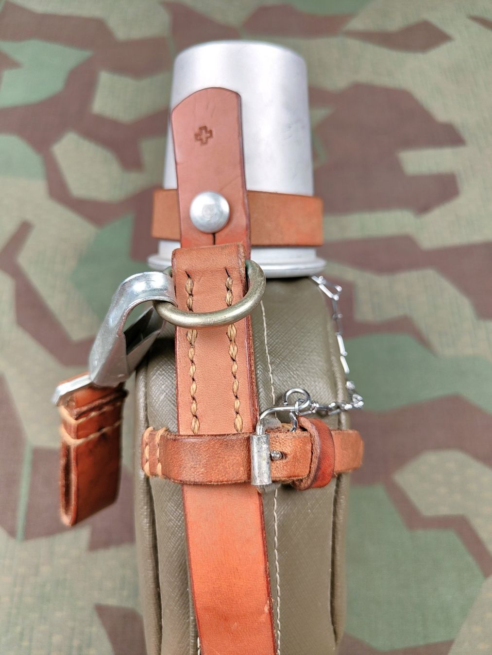 Schweizer Armee Uniformi: Labeflasche Ord. 1933, Variante 3 – Usato da Bauma venduto da SwissMilitaria 2