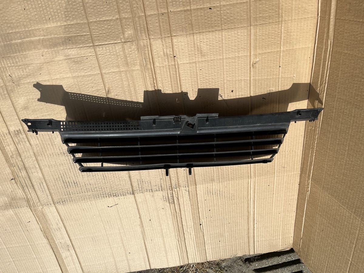 VW Tutti pezzi di ricambio auto: VW Bora Kühlergrill ohne Emblem – Usato da Boniswil venduto da FindInBox 1