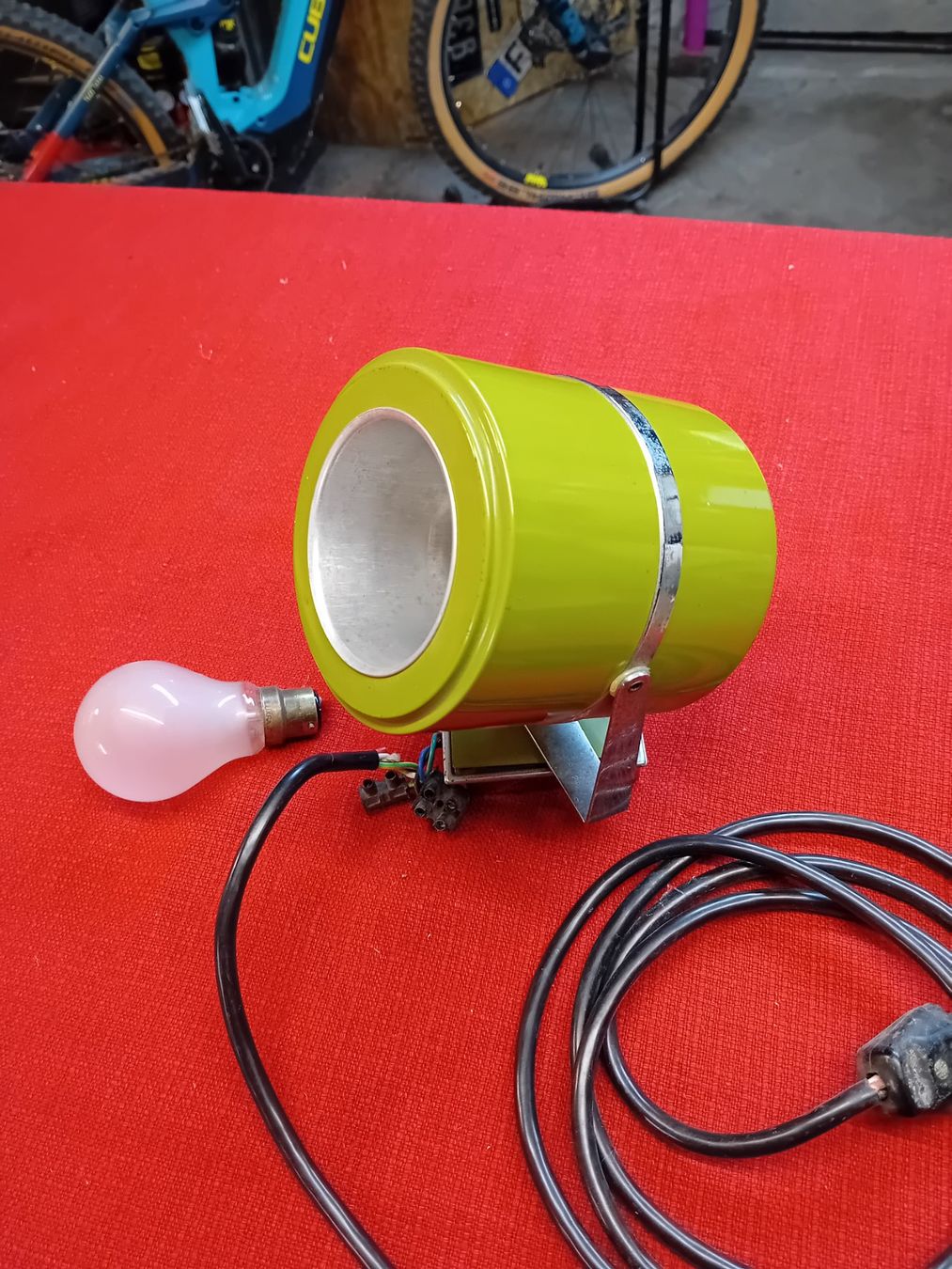 Lampes: Lampe ,spot – D'occasion à st Pierre de Clages par strange 1