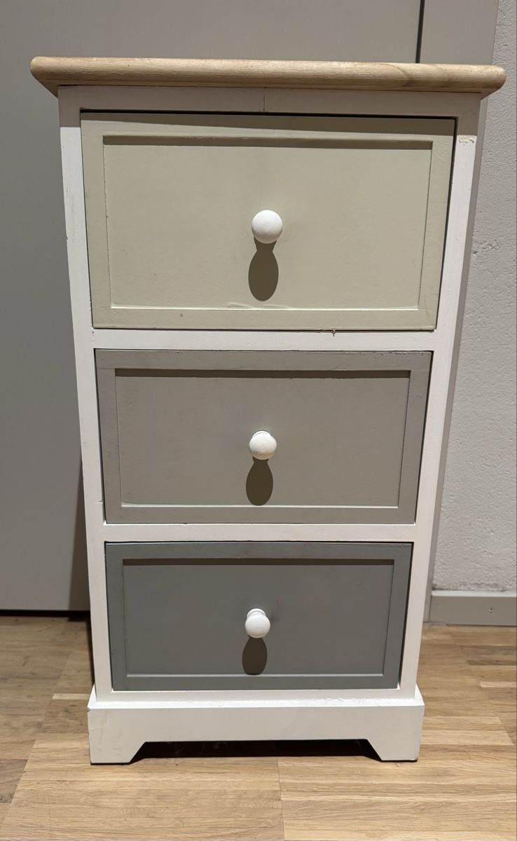 Comodini: Rustic Wooden 3-Drawer Unit / Nightstand / Side Table – Usato da Jona venduto da amy_pjw 1