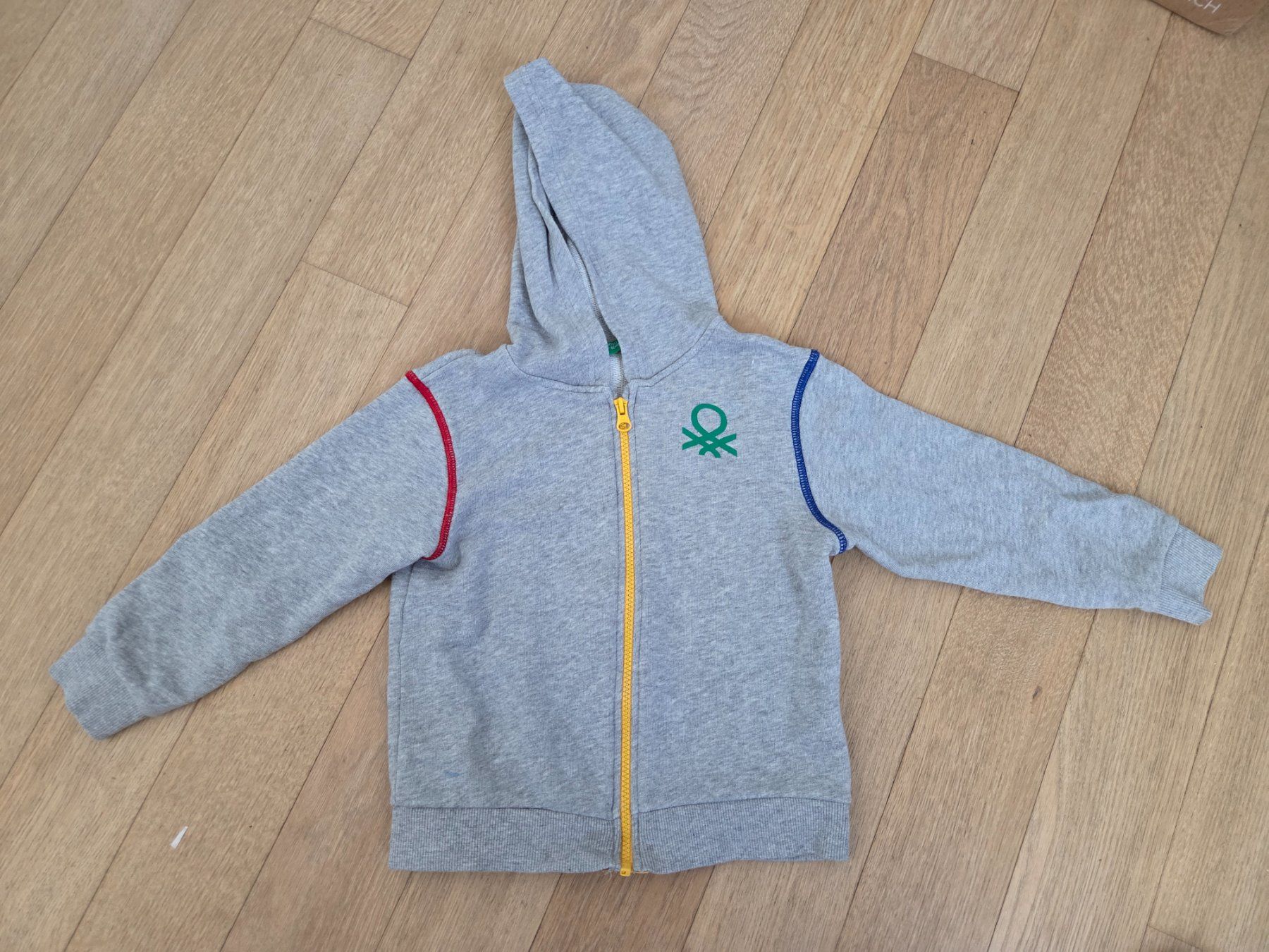 Benetton Pulls et sweat-shirts: Sweat à capuche Benetton taille 110 – D'occasion à Carouge GE par Gasco