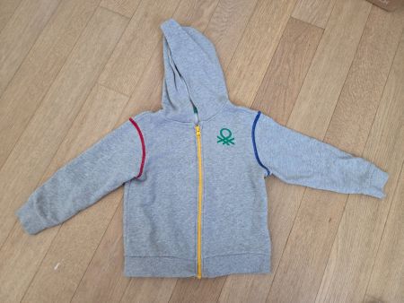 Sweat à capuche Benetton taille 110