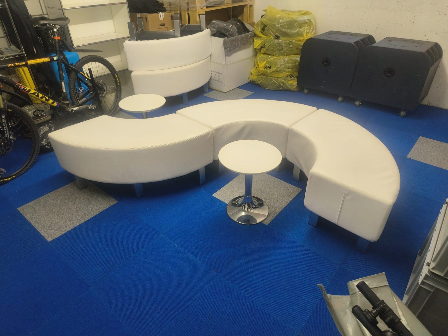 Sofas: Sessel-Sofa: 4 Sitzelemente S-Form Module mit 2 Salontische – Neu (gemäss Beschreibung) aus Neuenhof von Cassiopala