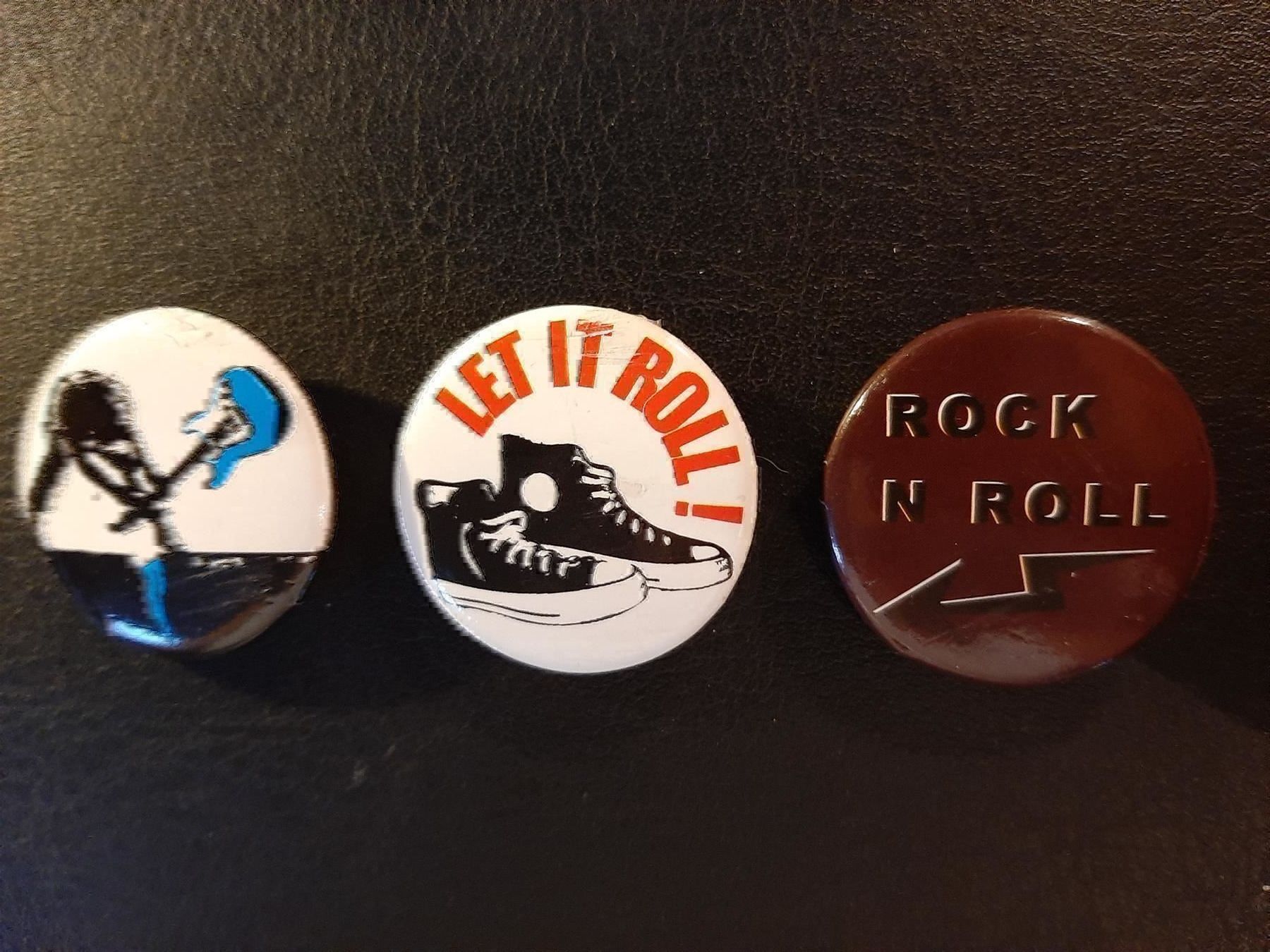 Placchette & Badge: 3 Rockn Roll Pins – Usato da Affoltern am Albis venduto da Sabinezc