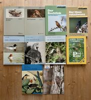 Büchersammlung über verschiedene Vogelarten