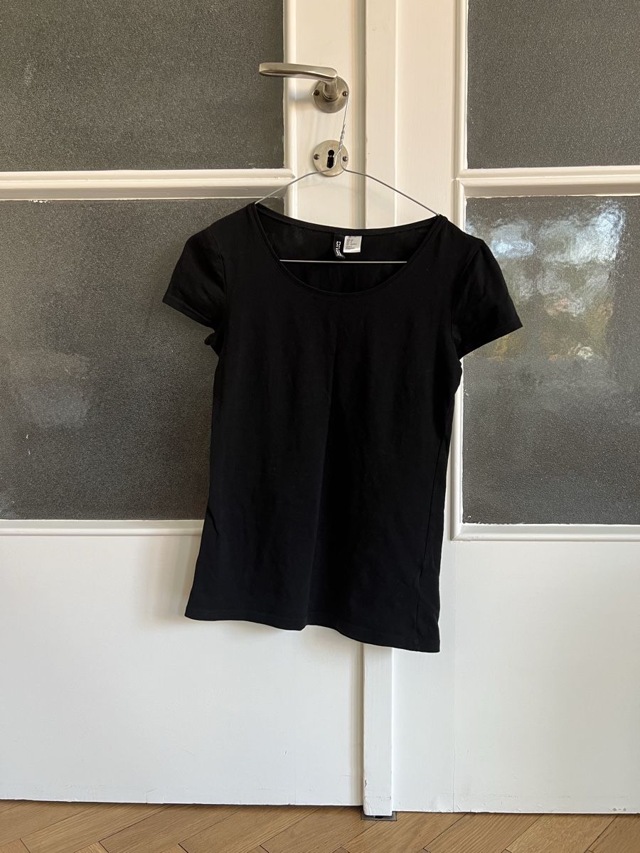 H&M T-shirt: H&M Black T-Shirt, size S – Usato da Zürich venduto da daria_m