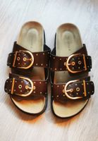 Braune Sommersandalen mit Nieten und goldenen Schnallen - 36