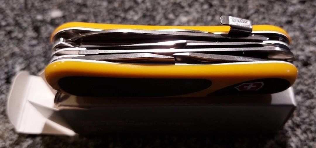 Victorinox Taschenmesser: Victorinox - Evolution Grip S17 (mit Feststellklinge) – Neu und originalverpackt aus St. Gallen von Flimmerstube 4