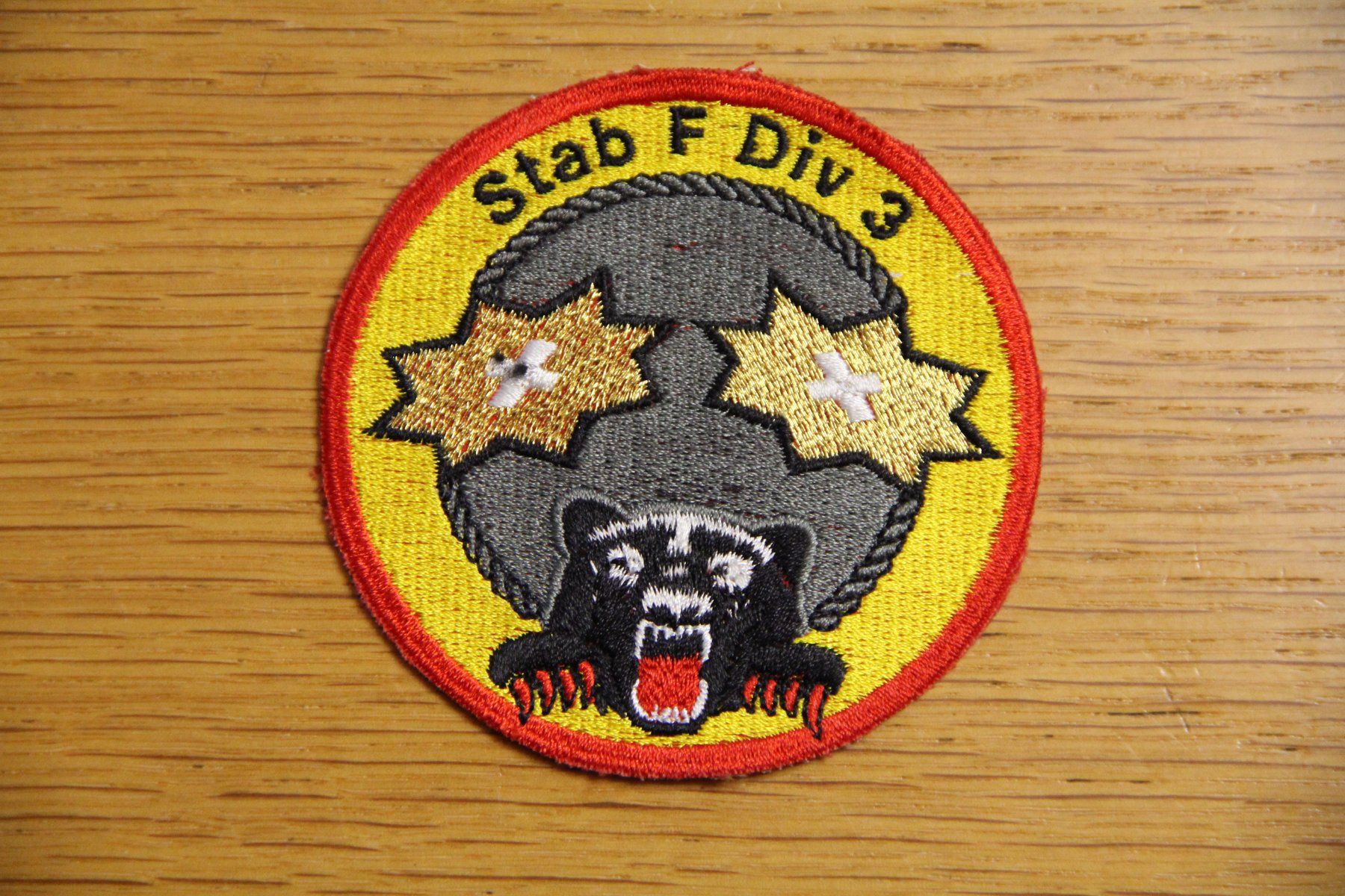 Schweizer Armee Plaketten & Abzeichen: Stab Feld Div 3 Gold, Badge – Gebraucht aus Belp von Tomsek