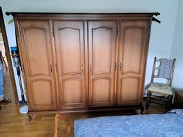 Armoire en bois massif noyer