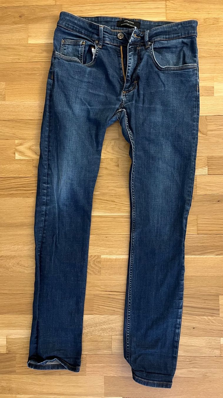 Jeans: Jeans von RVLT Revolution, Gr.  31/32 – Usato da Basel venduto da rah_r