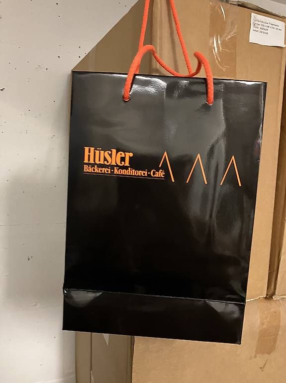 Papier: 1 Karton mit 150 Geschenktaschen CHF 75. – D'occasion à Inwil par smelab