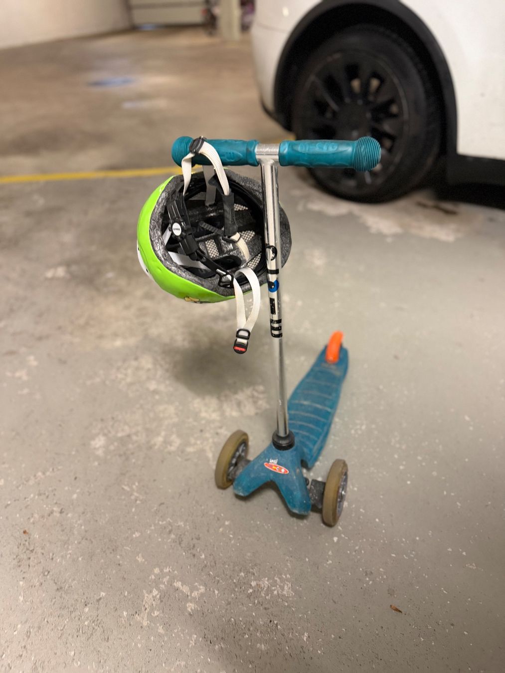 Micro Kickboard: Micro Kinder-Trotti mit Helm zu verkaufen – Usato da Muri AG venduto da fitim22_22