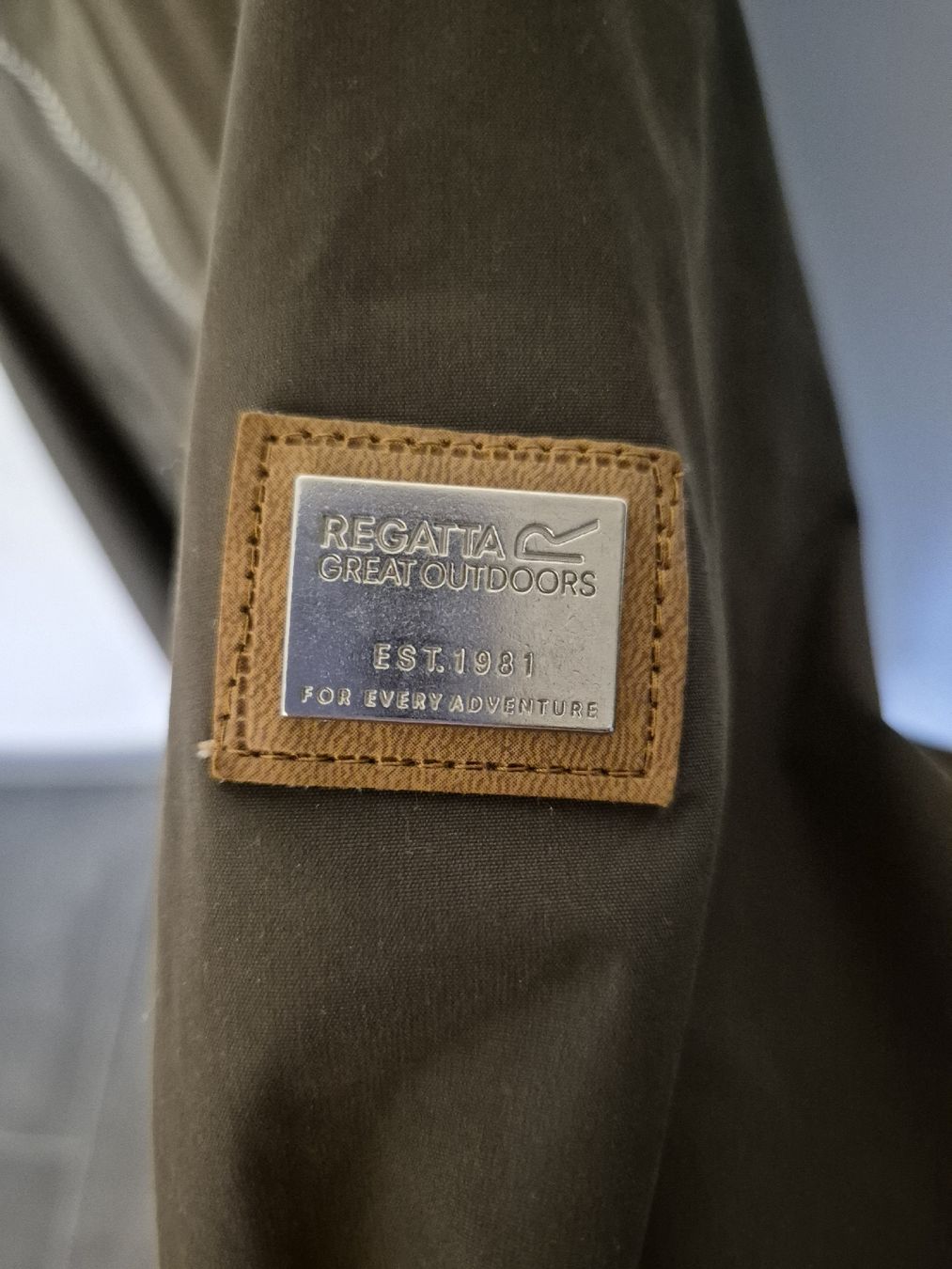 Giacche: schöne olivgrüne Regenjacke – Usato da Kehrsatz venduto da flu_2lhj 2