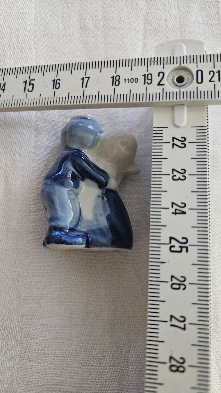 Statuette: Statuina biancoblu bambini abbracciati – Usato da Melano venduto da H-Sara 1