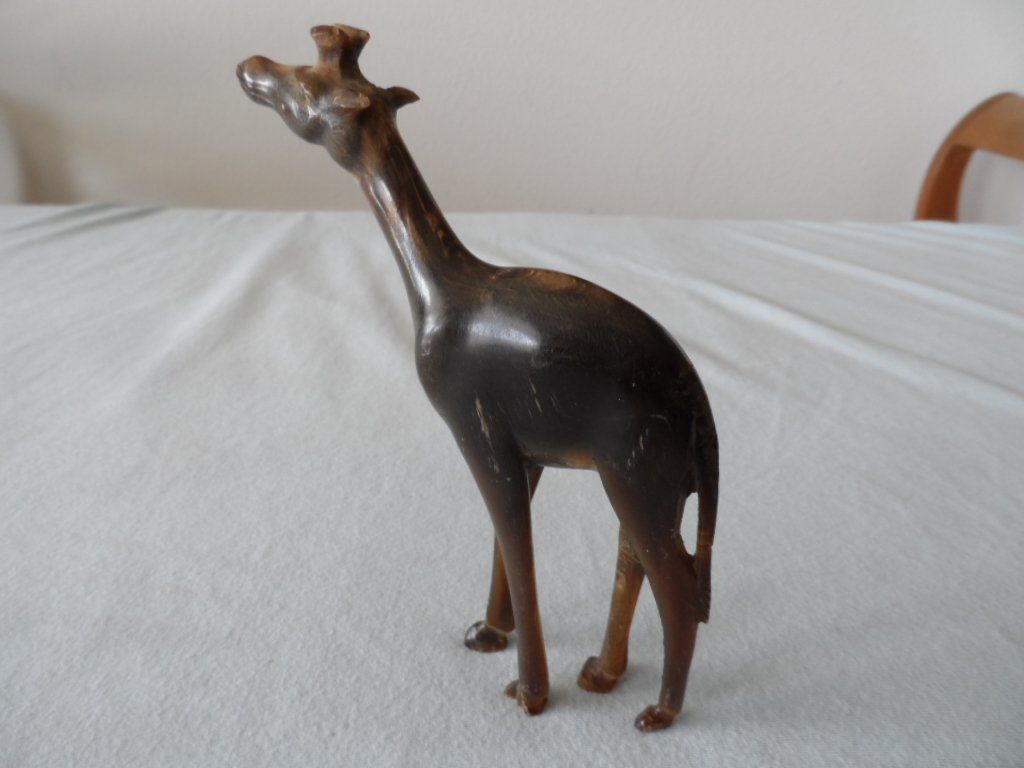 Figuren: Antike Giraffenfigur aus Horn, handgeschnitzt! – Gebraucht aus Zürich von Putsch92