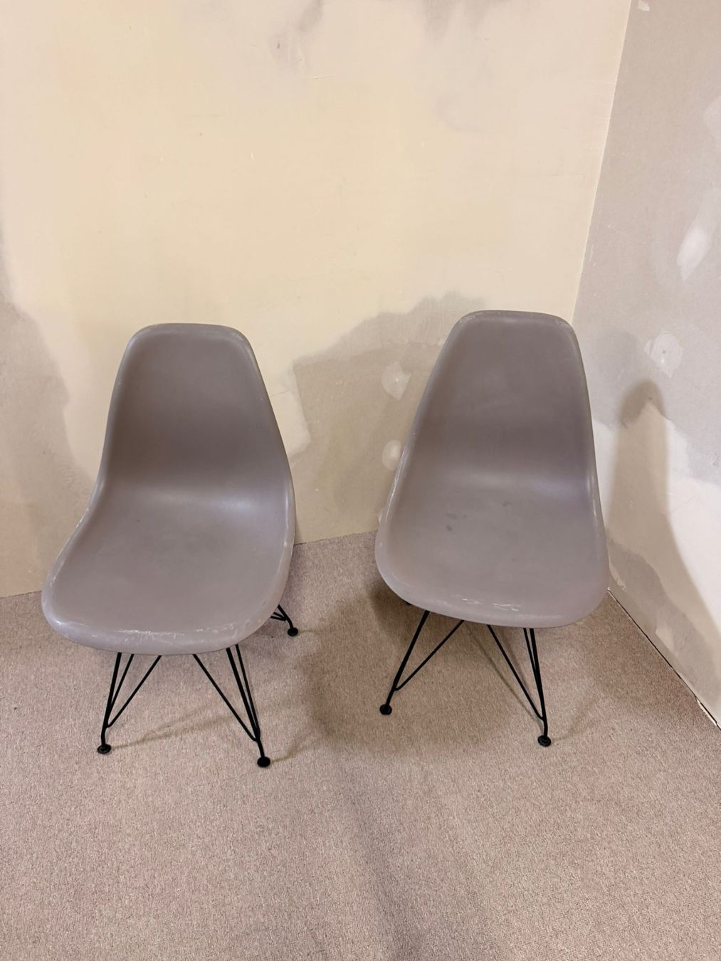 Stühle: Design Schalenstuhl grau ähnlich wie Vitra Eames – Gebraucht aus Rickenbach ZH von Der-Insider 2
