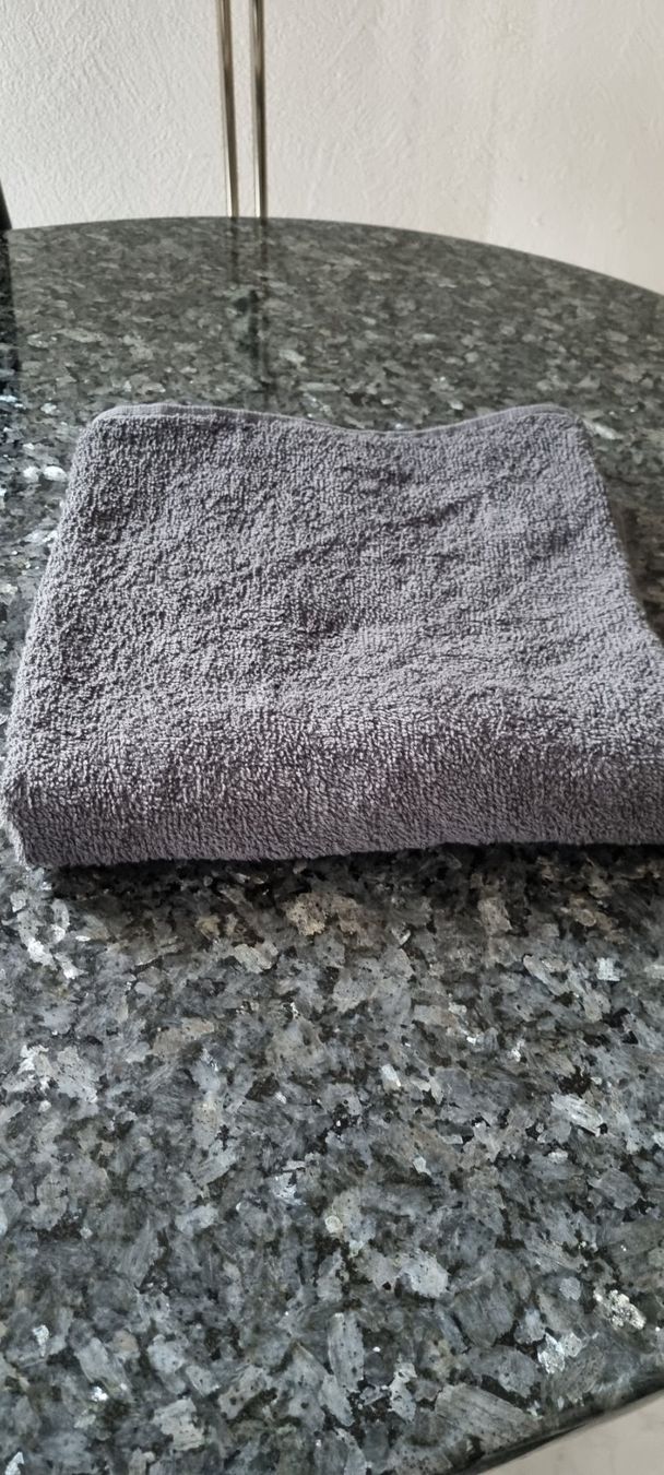 Teli da bagno: Graues Handtuch, neu, flauschig weich! – Nuovo (secondo la descrizione) da egliswil venduto da Maggy6