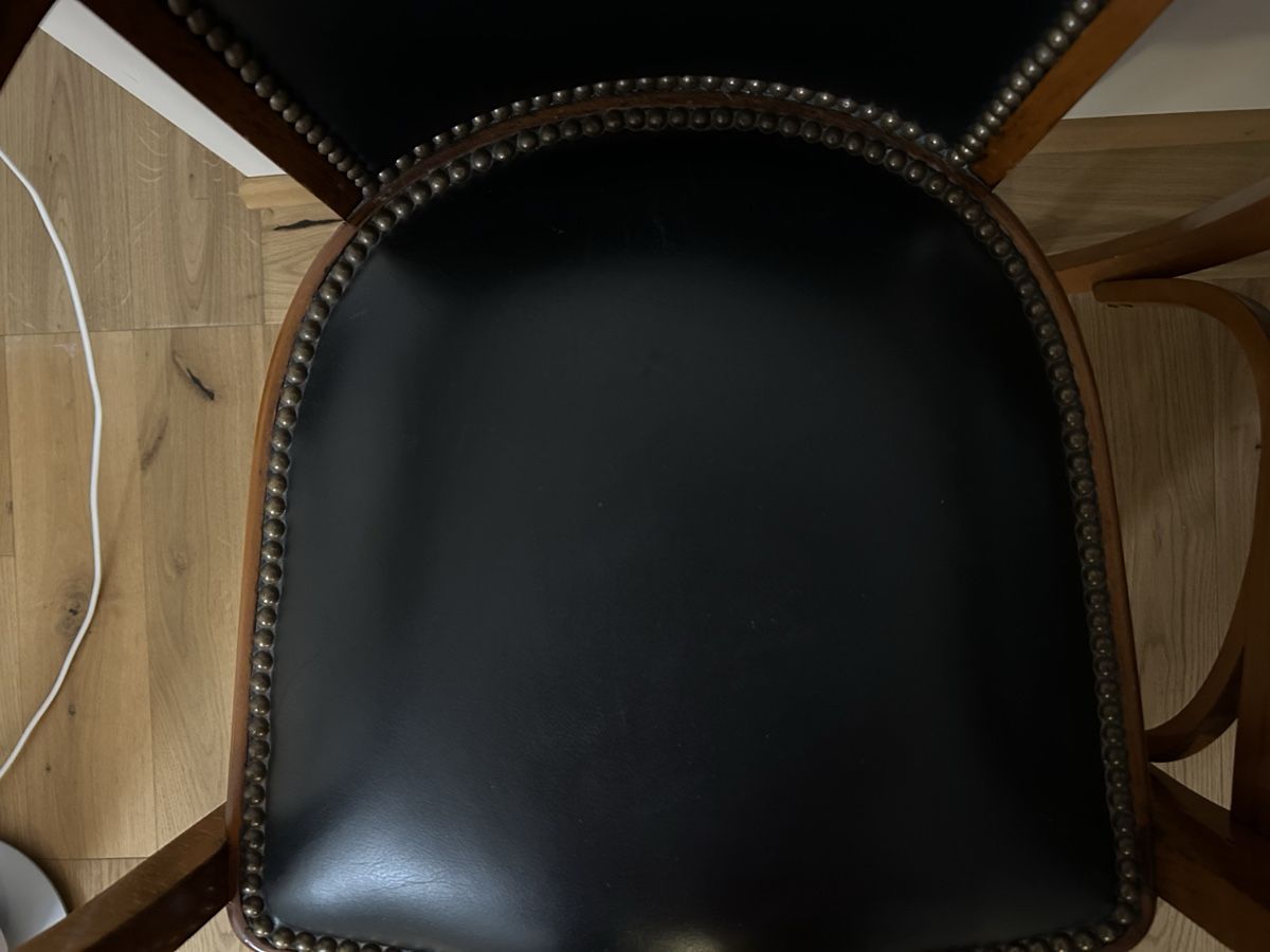 Poltrone: 2 Fauteuils cuir noir structure bois bon état – Usato da Veytaux venduto da ccristina 3
