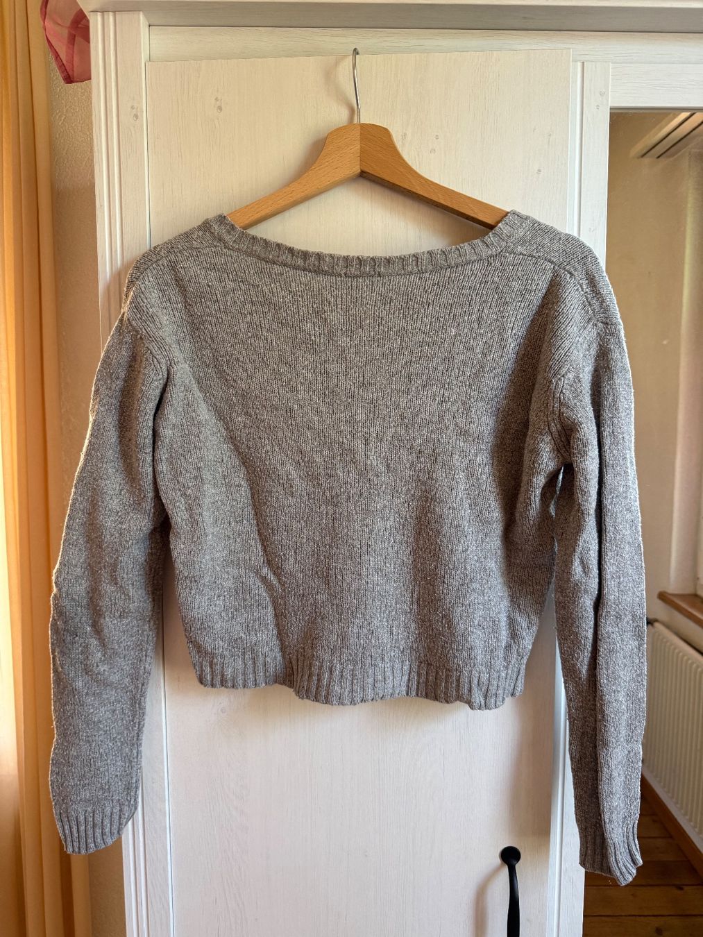 Brandy Melville Maglioni & Felpe: Grauer Crop-Pullover V-Ausschnitt Brandy Melville onesize – Usato da Zuchwil venduto da jabie 2