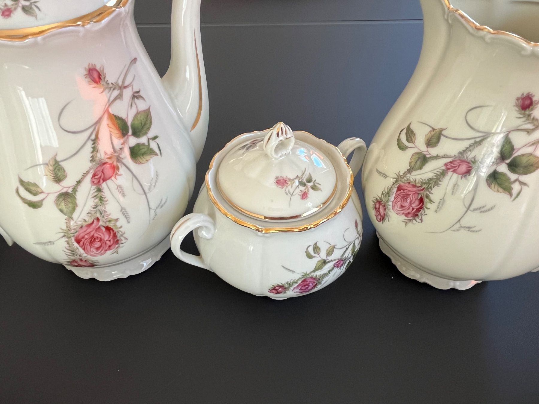 Set di piatti: Kaffeeservice aus Porzellan – Usato da Sugiez venduto da lili.ane 3