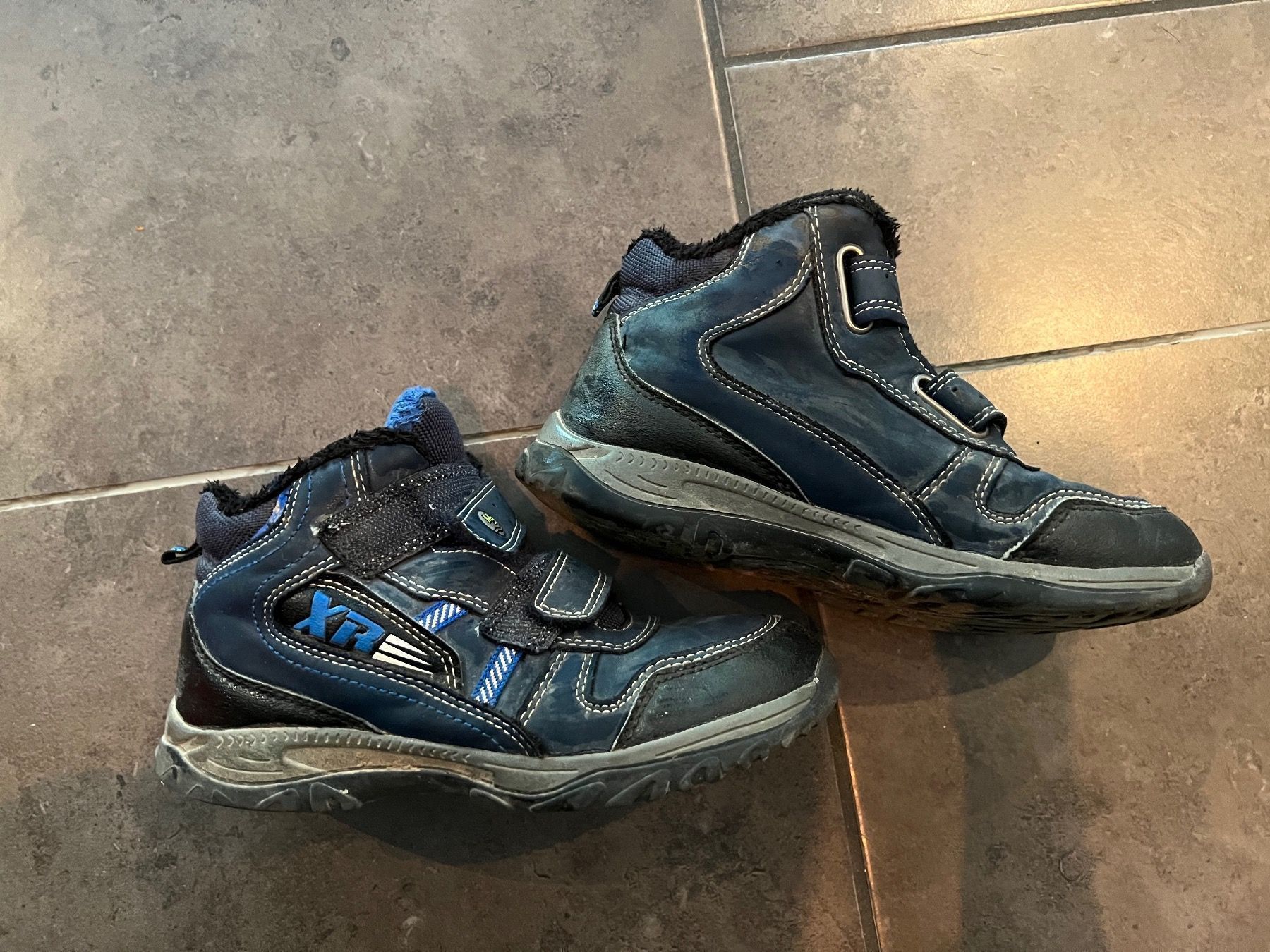 Scarpe per ragazzi: gefütterte Turnschuhe Gr. 34 – Usato da Gattikon venduto da Sunshine4.