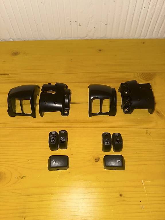 Harley-Davidson Tutti i ricambio per moto: HARLEY DAVIDSON SCHALTER-GEHÄUSEKIT+KAPPEN KIT – Usato da Wohlen AG venduto da Capo13 1
