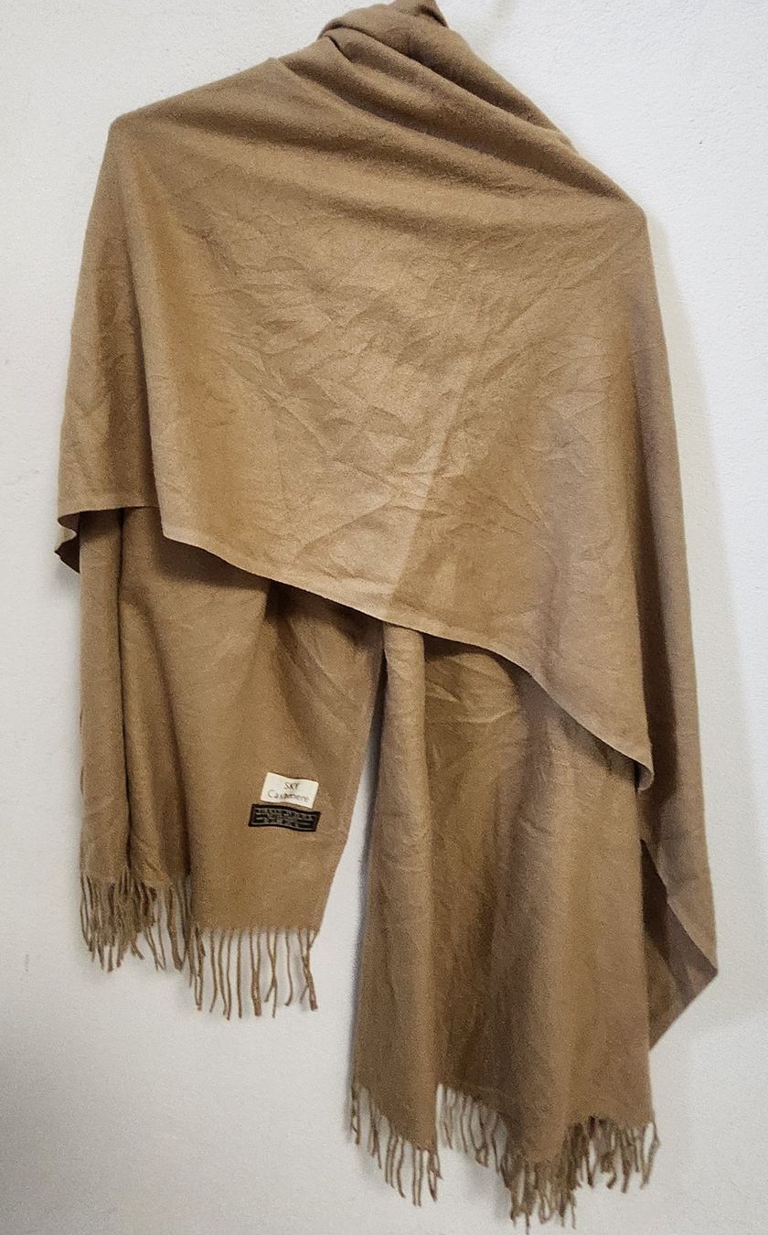 Foulards, Tücher & Schals: Écharpe Aone Studics laine 100% vierge camel avec franges – Gebraucht aus Niedergösgen von Eva2410 5