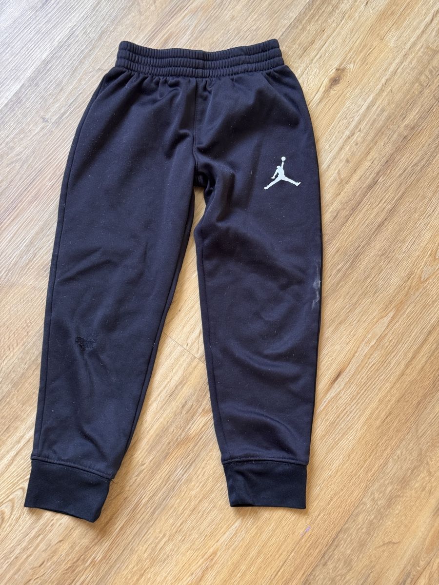 Jordan Pantaloni: Jordan Jogginghose Kinder Gr. 116/122cm – Usato da Basel venduto da spassbremse