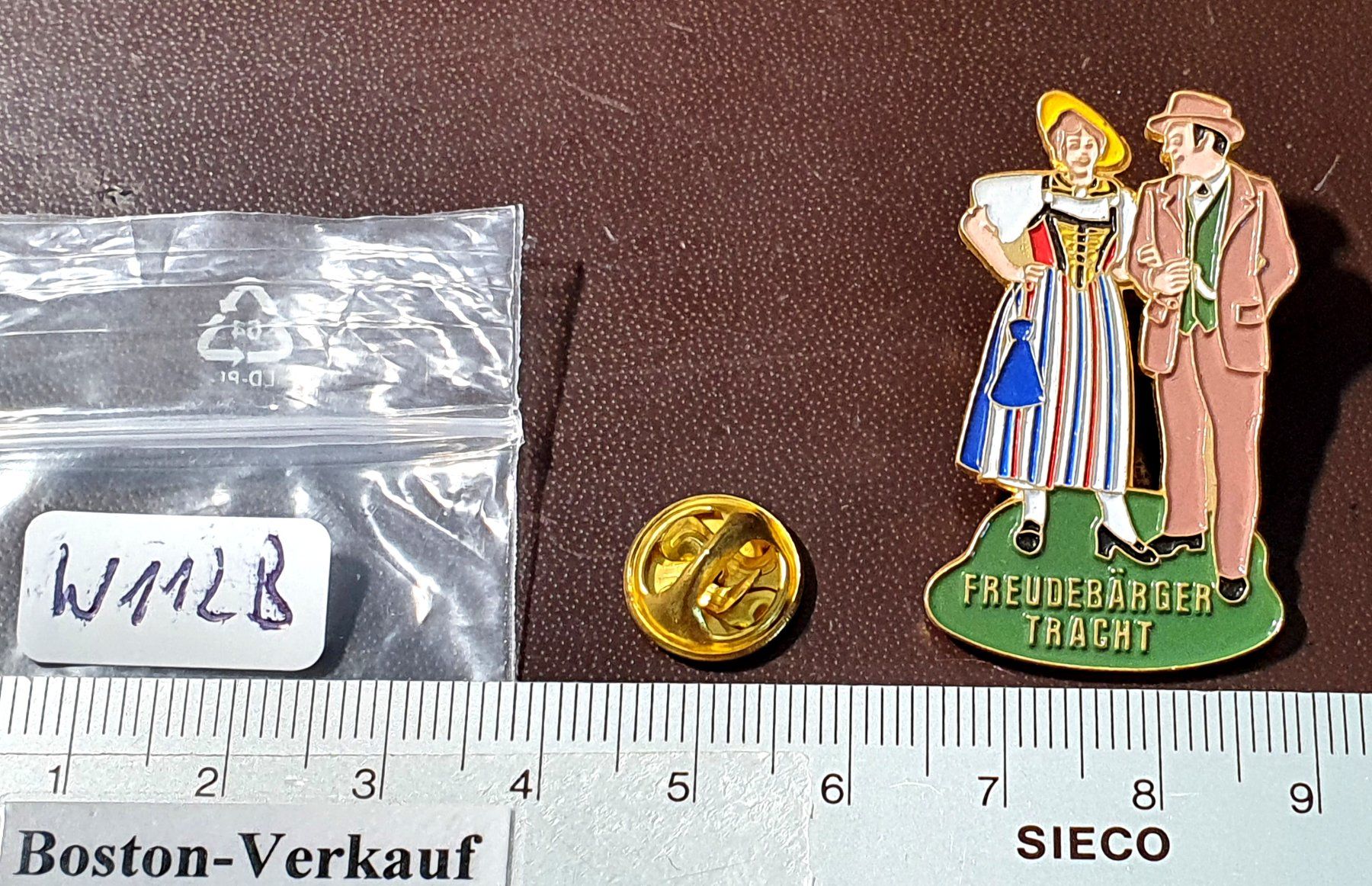 Placchette & Badge: W112B - Pin Freudebärger Tracht – Usato da Reinach BL venduto da Boston-Verkauf 1