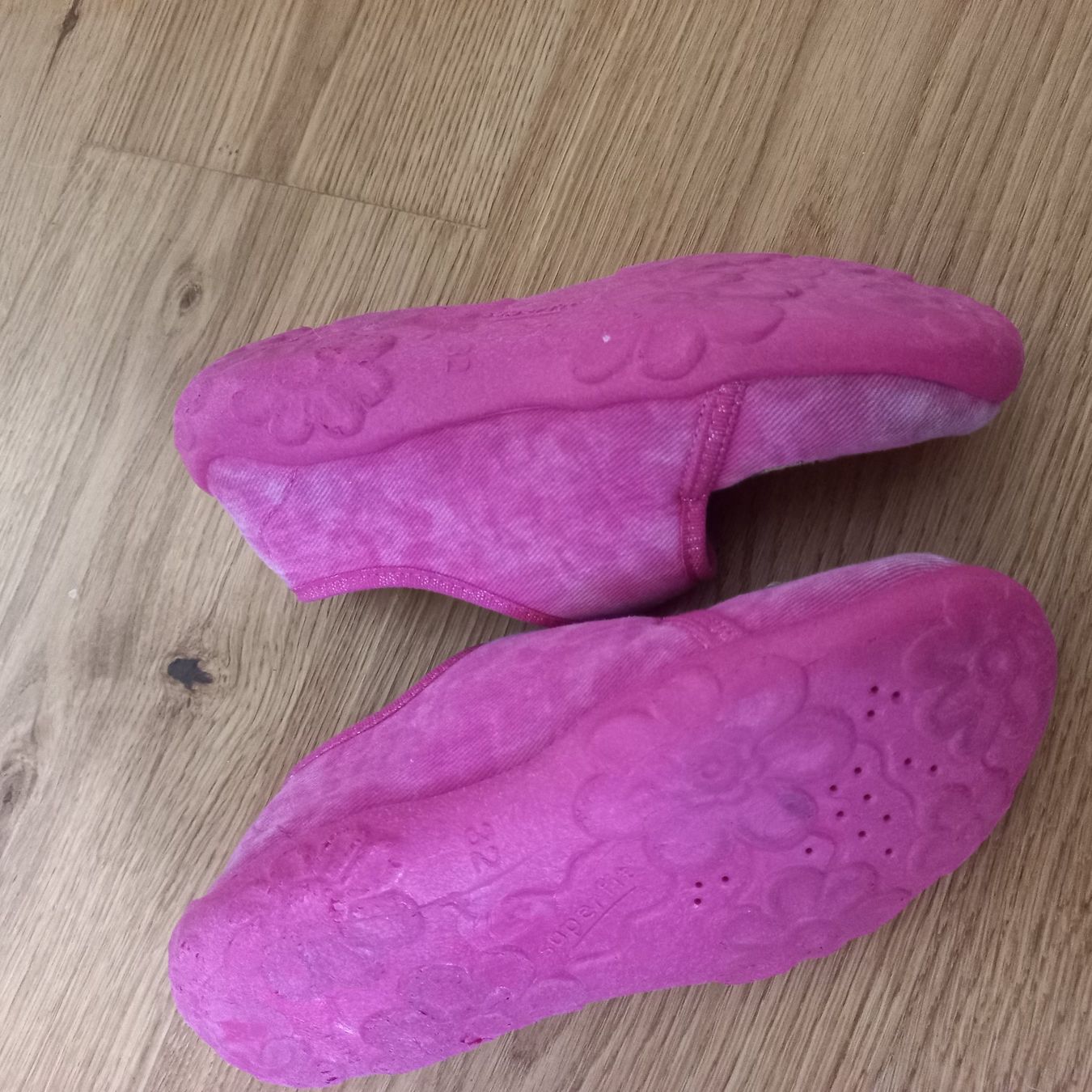 Scarpe per ragazze: Hausschuhe gr.32 – Usato da Bachenbülach venduto da enigmatic 1