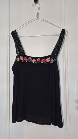 Schwarzes Top mit Blumenstickerei von Even&Odd, Gr. S