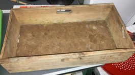Cassetta di legno chiaro con manici
