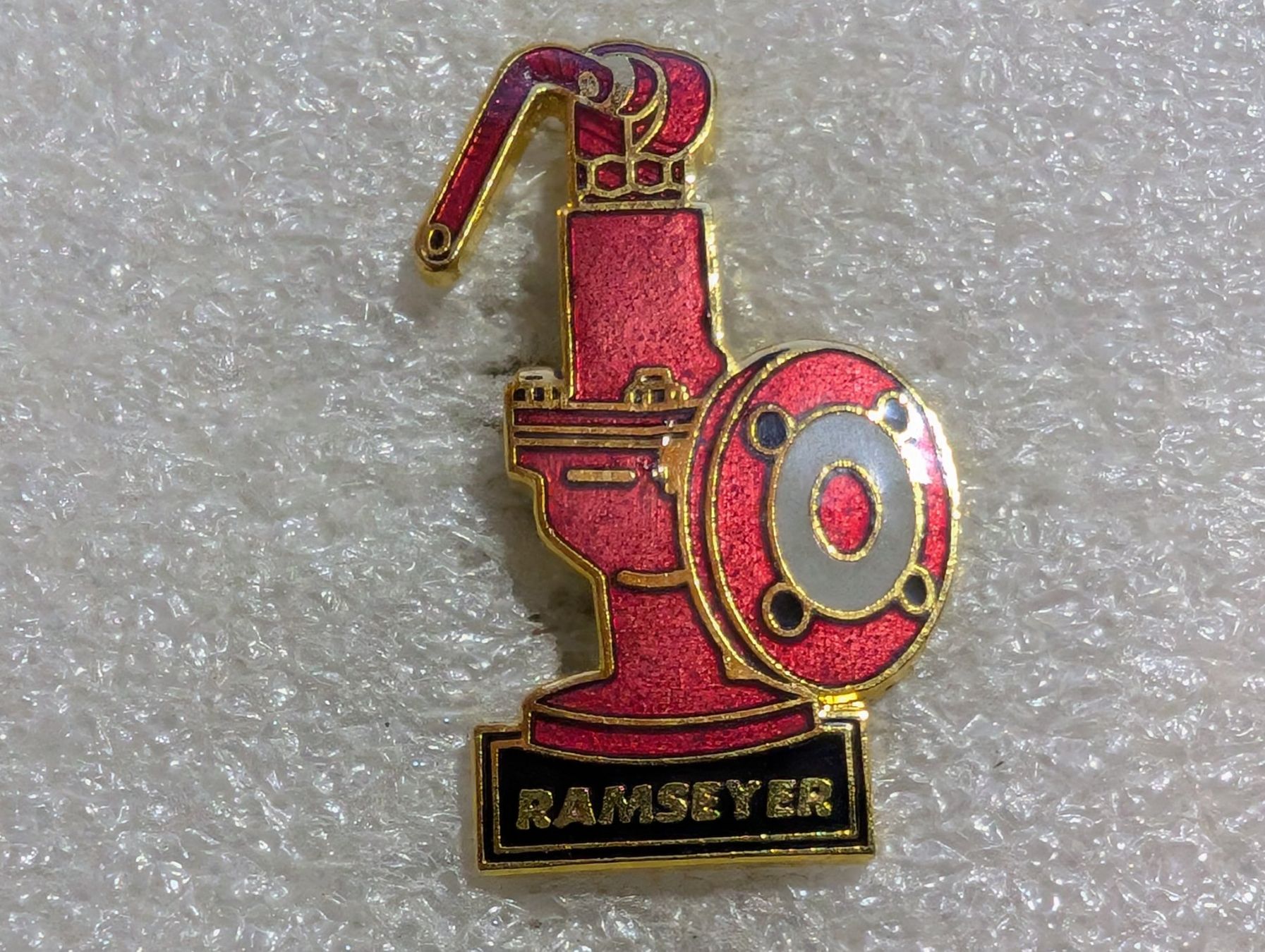 Plaketten & Abzeichen: Ansteckpin 164: Ramseyer – Gebraucht aus Oppligen von Pin-Fall-Shop