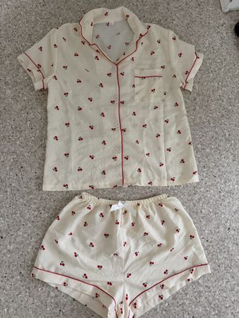 Pyjama Set kurz Kirschmuster beige Grösse M Zustand neu