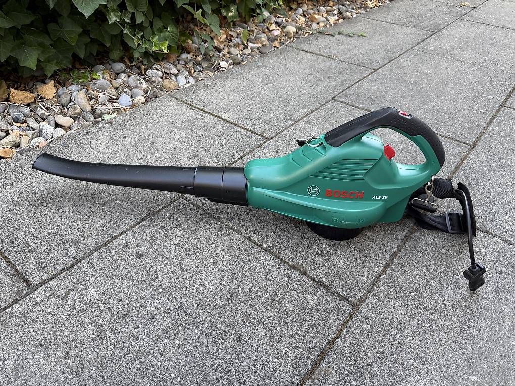 Bosch Aspirateurs & souffleurs à feuilles: Bosch Universal Gartensauger – D'occasion à Bremgarten b. Bern par DominiqueGilgen 1