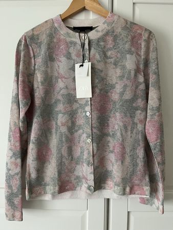 Blumenmuster-Strickjacke in Pastelltönen