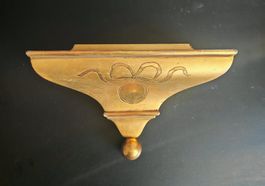 Wandregal vergoldet mit Ballen und Schleife