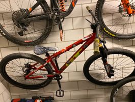 GT La Bomba Red Flake Dirtjumper 2022