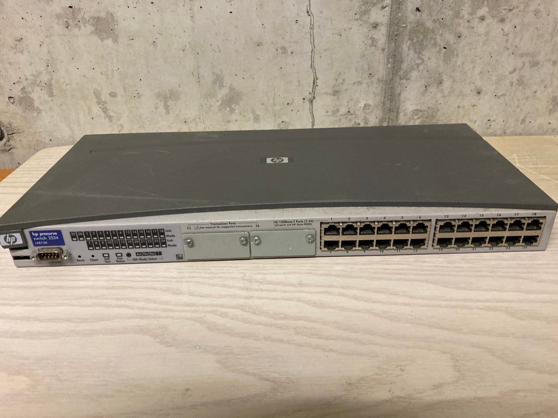Hewlett Packard Hub & Switch: 2x HP Procurve Switch 2524 J4813A / 24-Port Switch – Usato da Wettingen venduto da Schabernack_sam 7