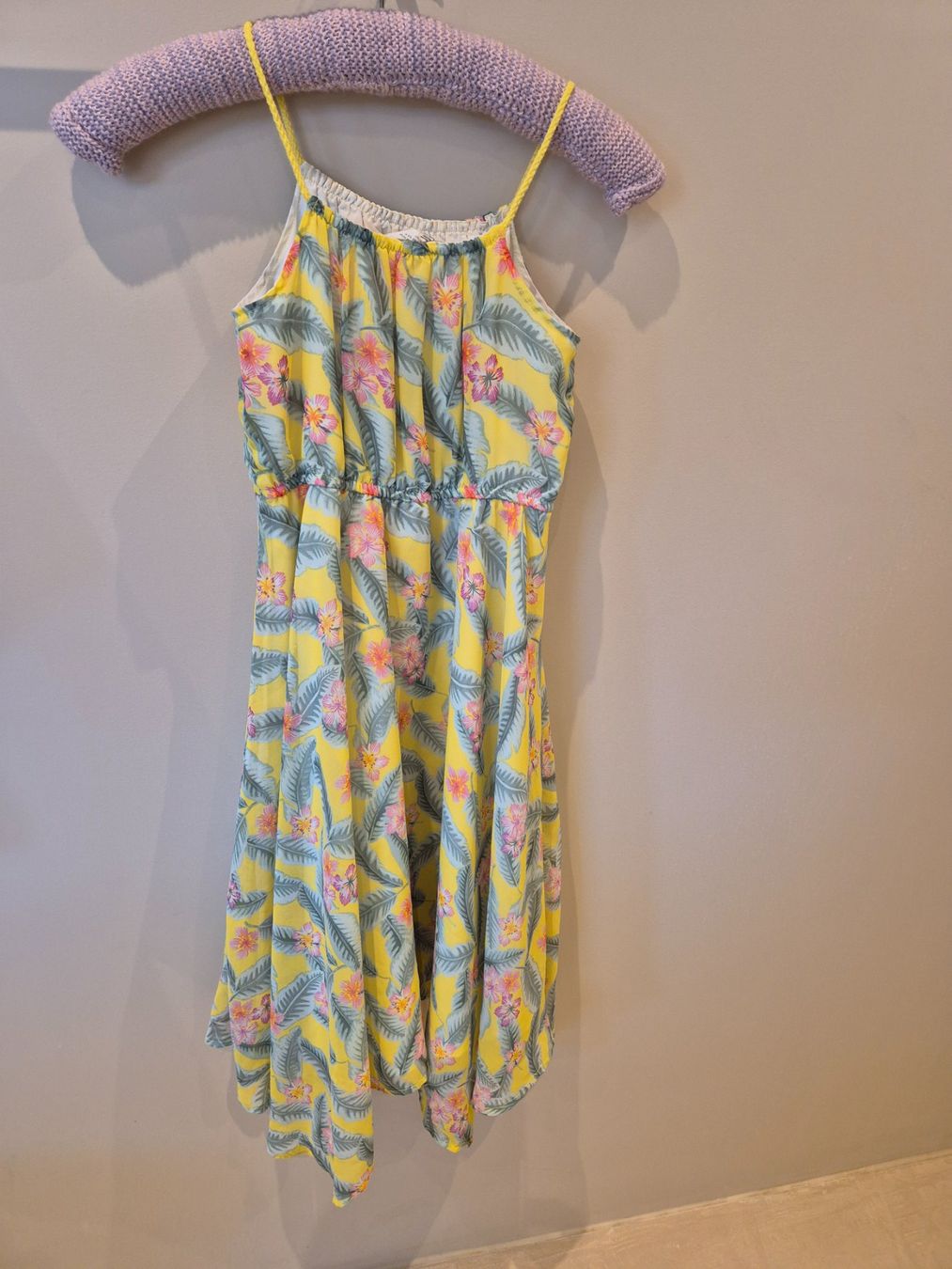 H&M Kleider & Röcke: Sommerkleid, gelb mit Blumenmuster, Grösse 140 – Gebraucht aus Dietikon von grafad 1